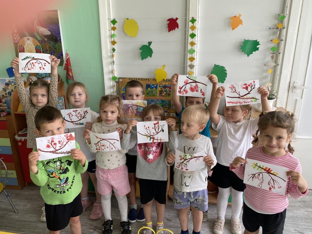 Гроздья рябины на ветке горят