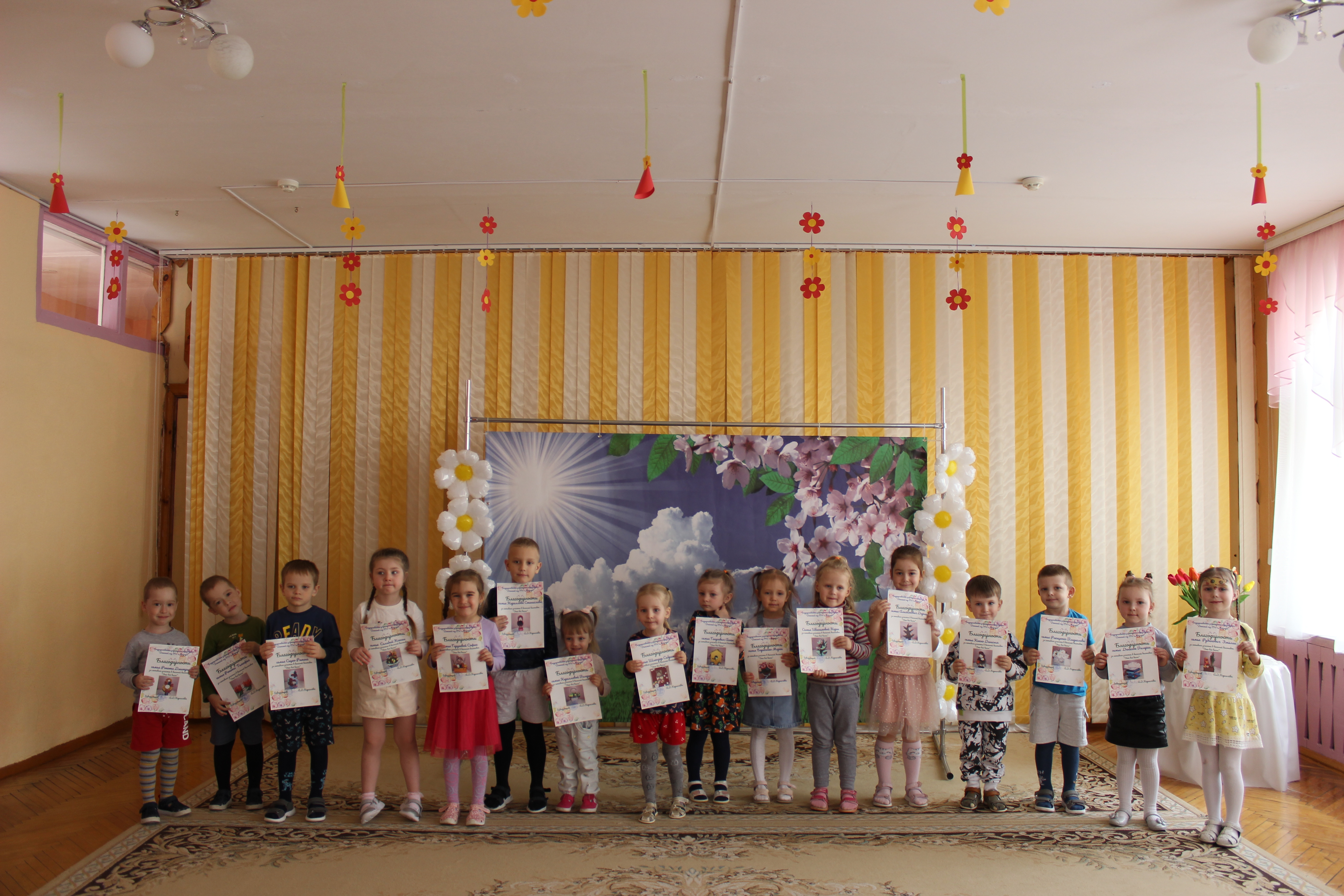 27.03.2025 состоялось праздничное награждение благодарностями участников выставки вечерних поделок Это всё весна