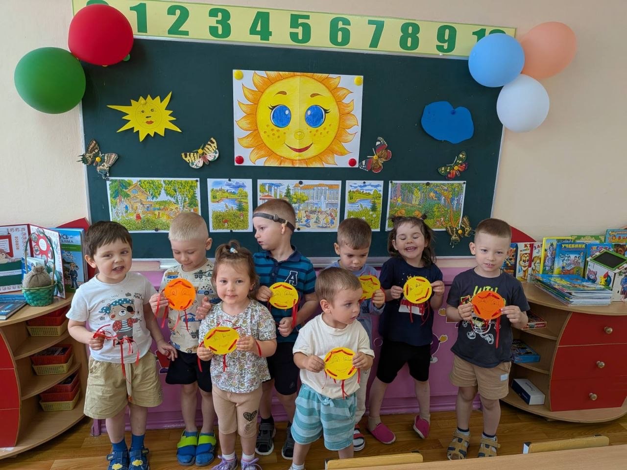 Маленькое солнышко в руках малышей 