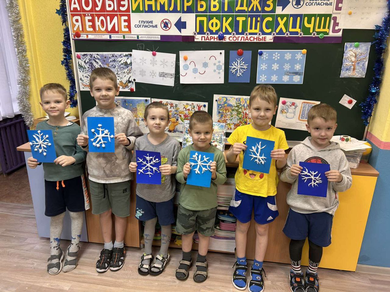 С неба падают снежинки