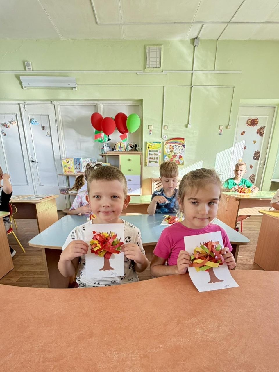 Осеннее дерево: конструирование из бумаги с элементами аппликации