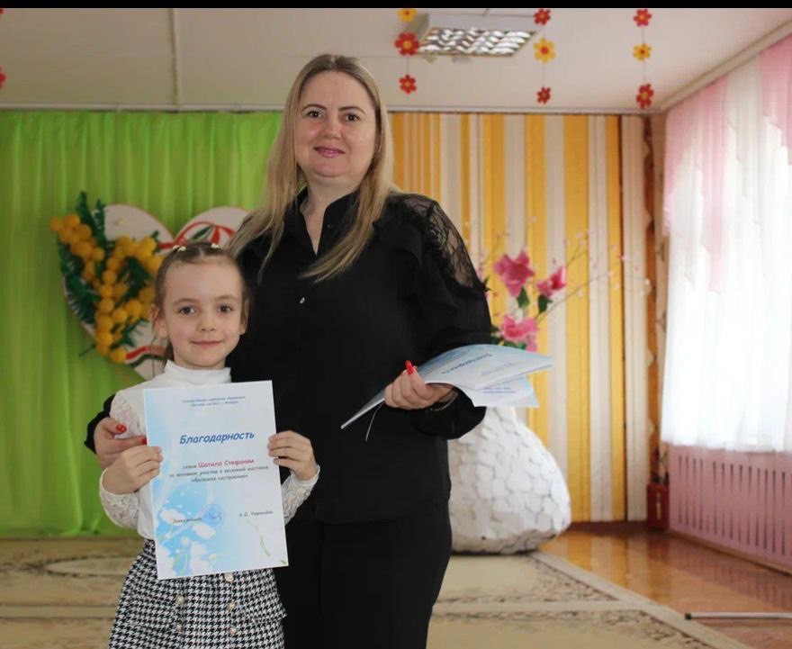 Награждение юных талантов за участие в выставке: Весеннее настроение