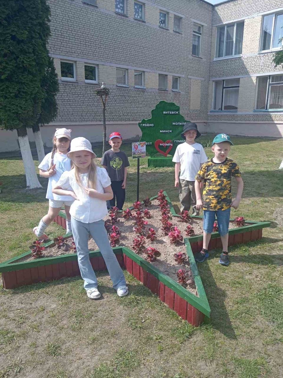 Экскурсия по тематическим площадкам нашего детского садика!