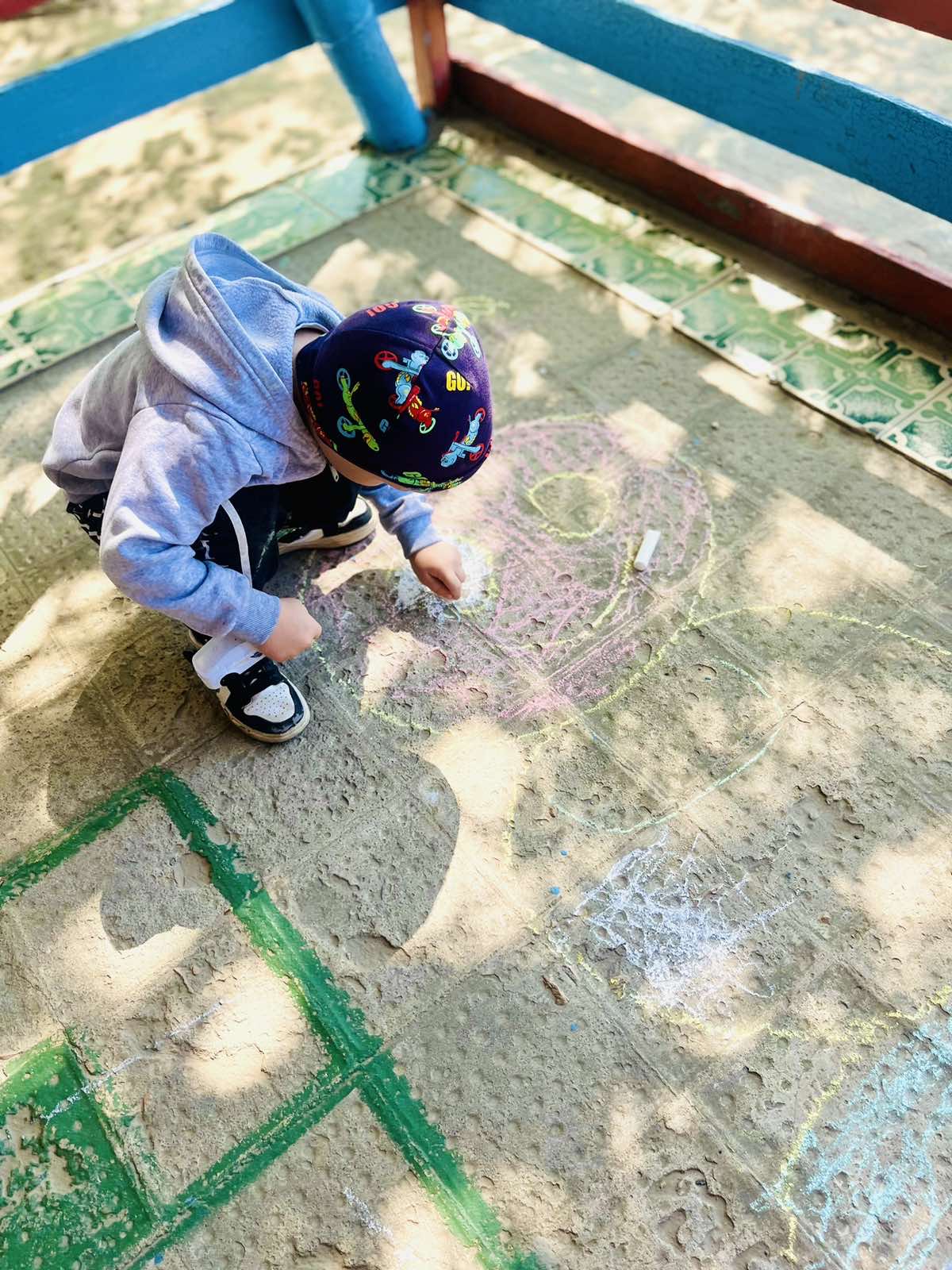 Веселая гусеница на асфальте 