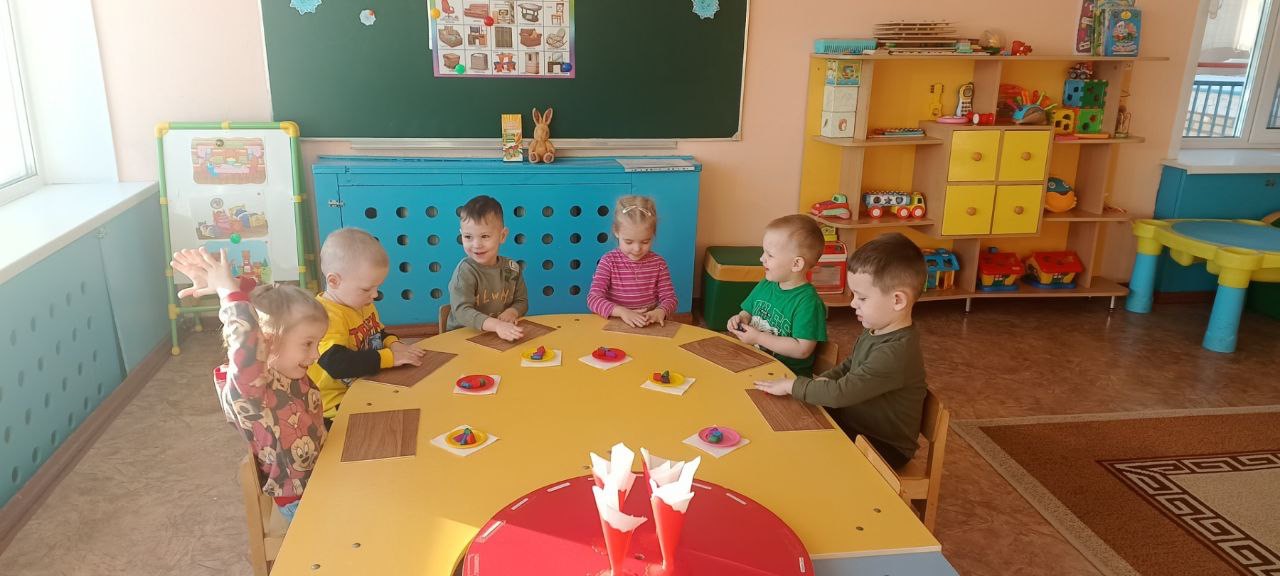 Подарим кукле Тане цветные карандаши 