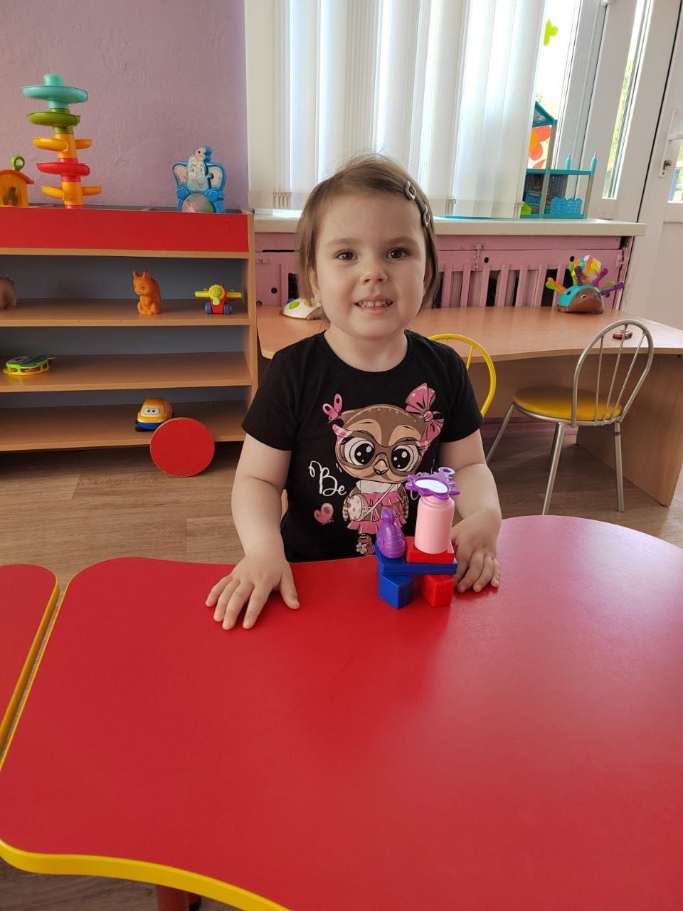 Столик и полочка для предметов гигиены