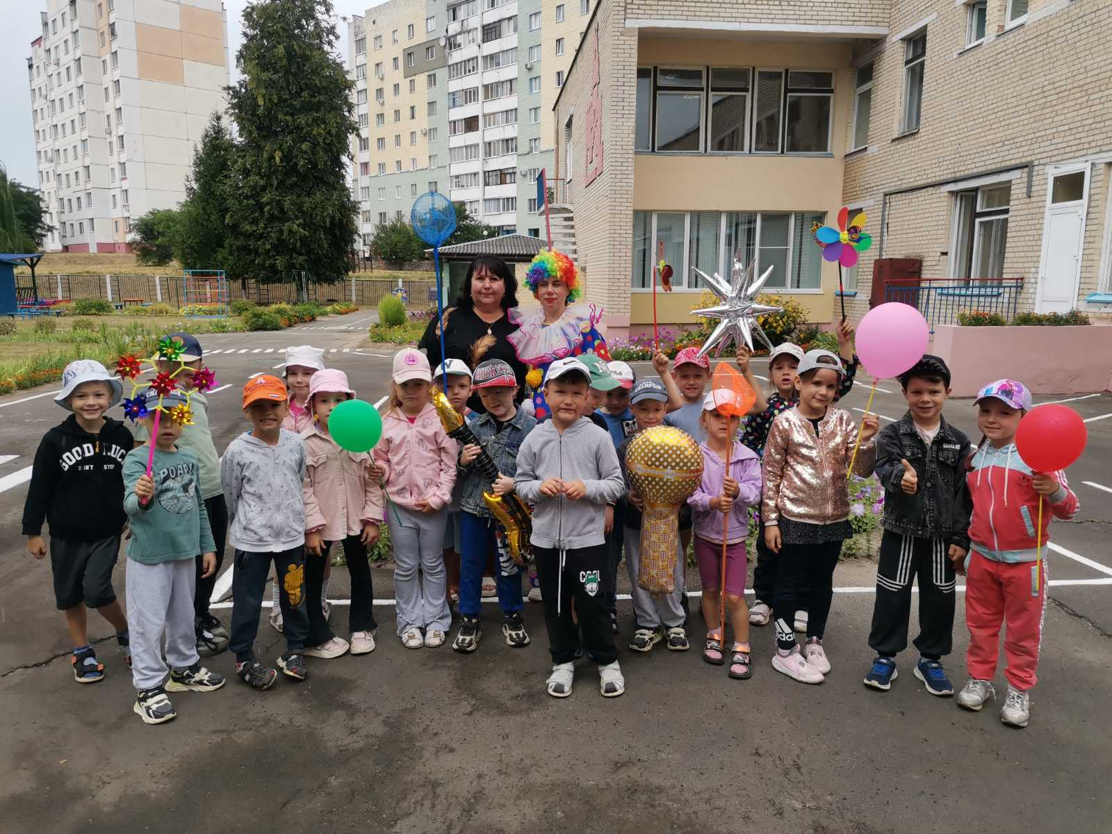 Музыкальное развлечение: Клоун в гостях у ребят.