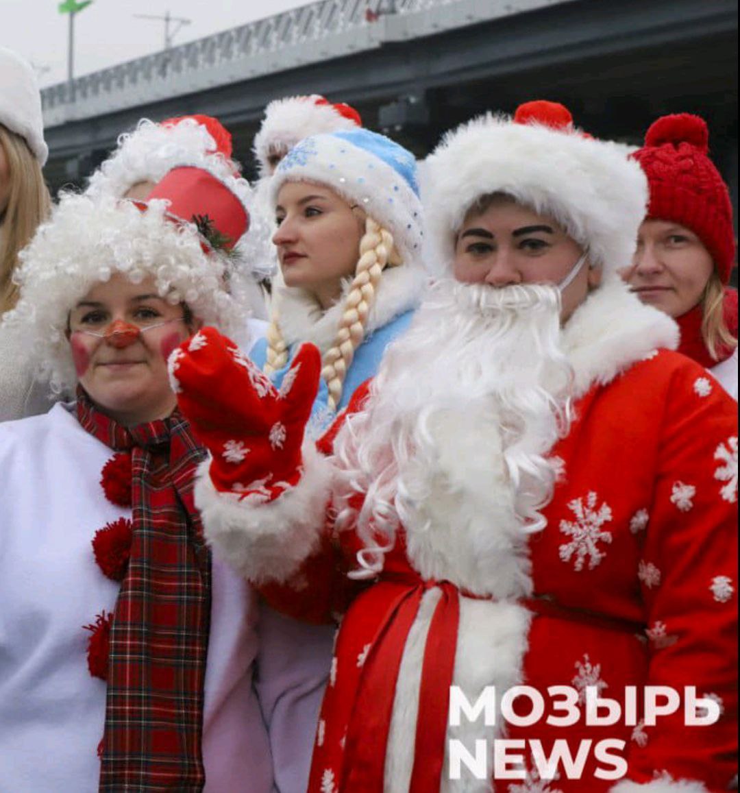 Сказочное шествие Дедов Морозов и Снегурочек подарило детям радость!